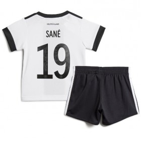 Baby Fußballbekleidung Deutschland Leroy Sane #19 Heimtrikot WM 2022 Kurzarm (+ kurze hosen)